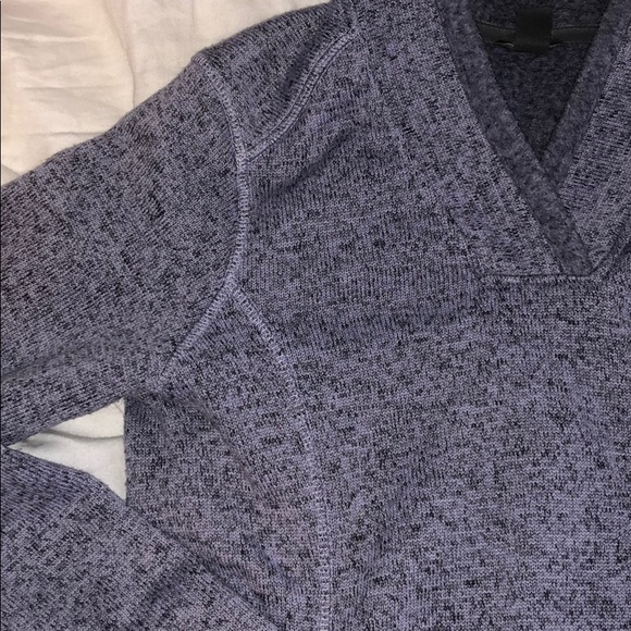 Size Medium pullover - Picture 2 of 2